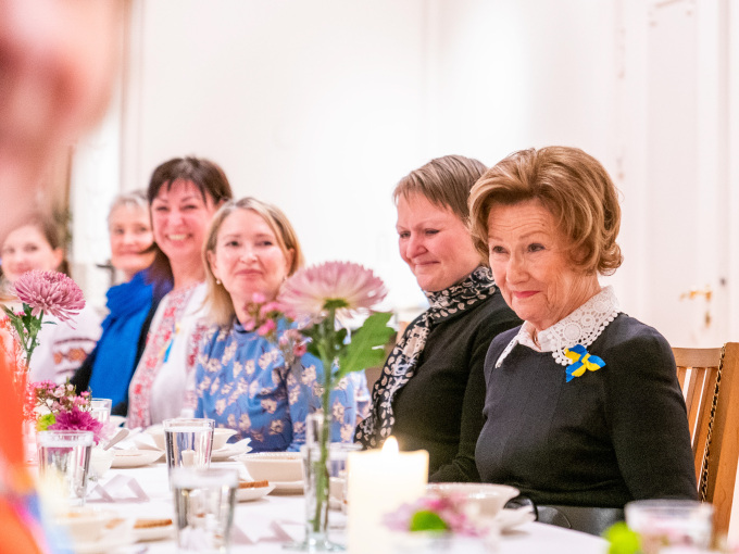 Queen Sonja meets Ukrainian refugees at the Oslo Public Health Association. Photo: Håkon Mosvold Larsen / NTB